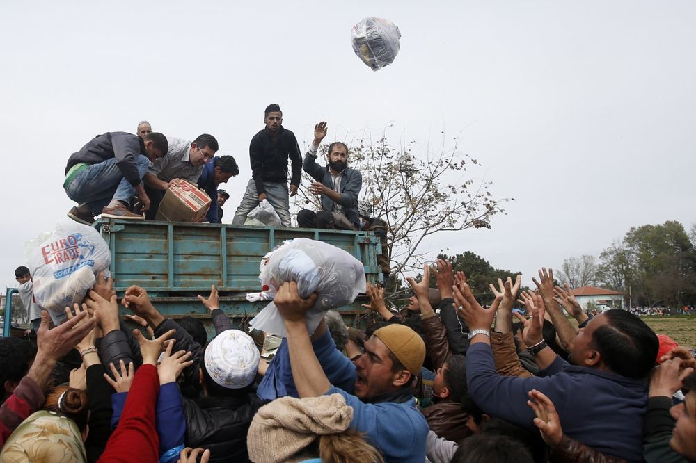 (FOTO) GRČKA EVAKUIŠE MIGRANTE IZ IDOMENIJA: Izbeglice autobusima odvoze u druge kampove!