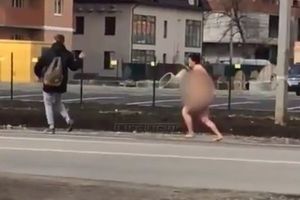 (VIDEO 18+) POLICIJA KRASNODARA NA NOGAMA: Gola žena trčala po gradu i skakala na prolaznike