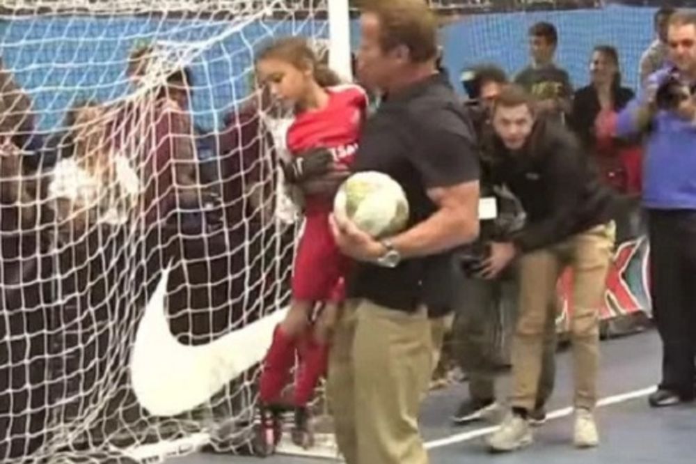 (VIDEO) TERMINATOR RAZOČARAO DEVOJČICU: Pogledajte kako je Švarceneger naljutio mladu fudbalerku
