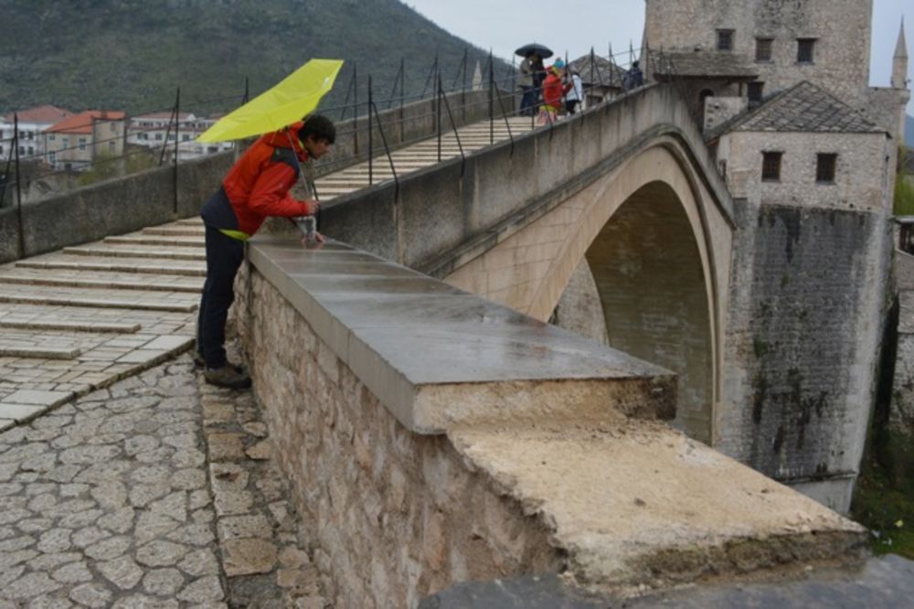 (FOTO) RASTU TENZIJE U MOSTARU: Huligani ponovo ruše Stari most!