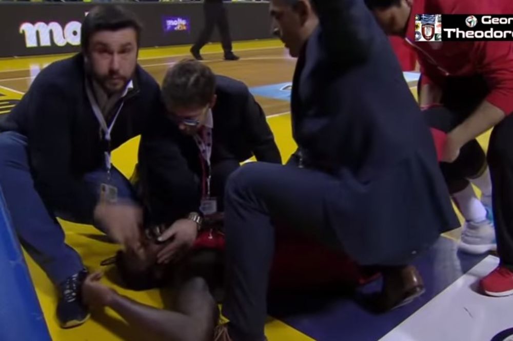 (VIDEO) DRAMA U SOLUNU: Košarkaš Olimpijakosa izgubio svest posle žestokog udarca u glavu!