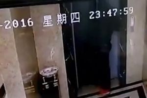 (VIDEO) Pijan je šutirao lift, a onda su se vrata otvorila! Pogledajte šta mu se desilo