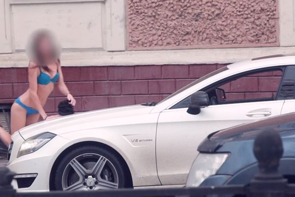 (VIDEO) BAHATI MALI BOGATAŠ: Sin ruskog oligarha plaća devojkama 350 funti da mu golišave peru auto