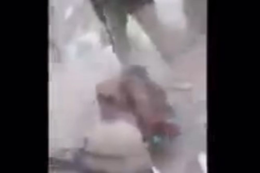 (UZNEMIRUJUĆI VIDEO 18+) JEZIVO: Irački specijalci prebili bombaša, upucali ga, pa snimili selfi!