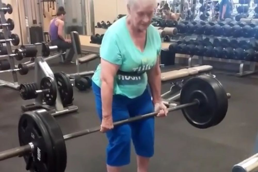 (VIDEO) SUPER BAKA: Ima 78 godina i diže tegove teške 100 kilograma kao od šale