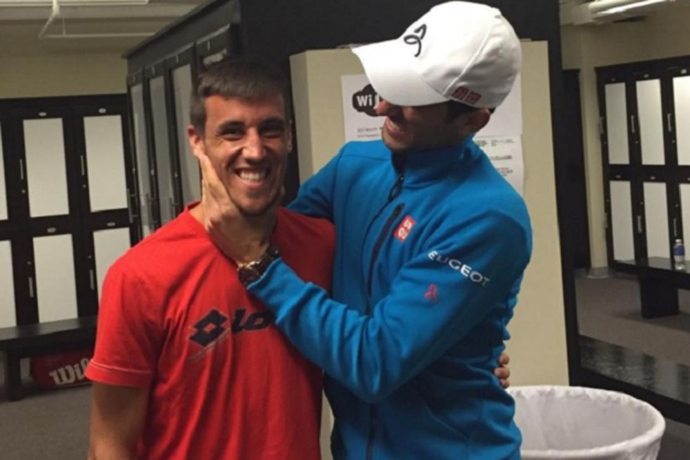 (FOTO) NOLE, NEMOJ DA ME UBIJEŠ: Bosanski teniser Damir Džumhur molio Đokovića za milost