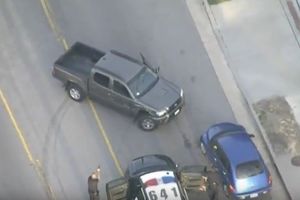 (VIDEO) ŠOKANTNA POLICIJSKA POTERA: Blesava reakcija kradljivice kola u policijskoj klopci