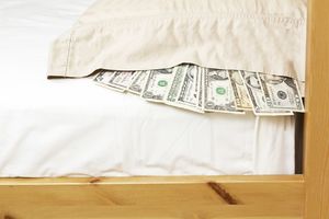 HIGIJENA U HOTELU: Kinez pronašao ogromnu svotu novca ispod jastuka pa napao osoblje