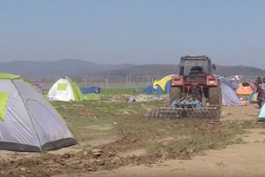 (VIDEO) DOZLOGRDILO MU ŠTO SU NA NJEGOVOM IMANJU: Grčki farmer traktorom preorao izbeglički kamp