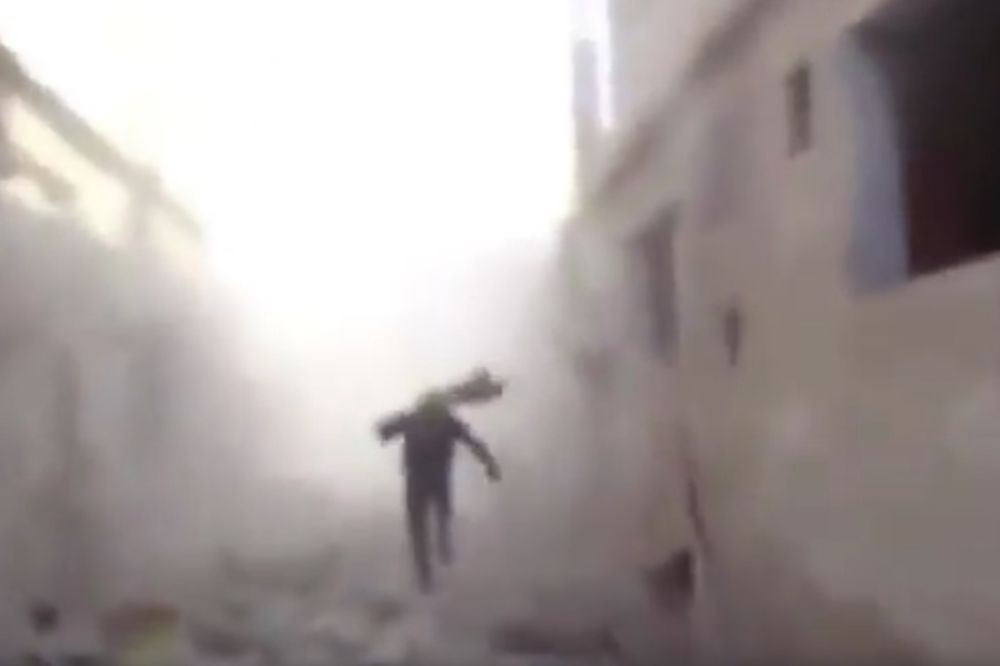 (VIDEO) POSLEDNJI TRENUCI HEROJA: Sirijac stradao dok je pokušavao da spasi ženu iz ruševina