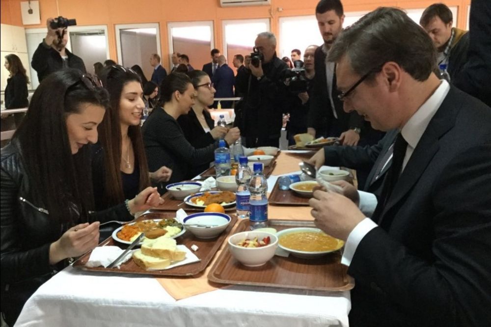 (VIDEO) PREMIJER U KOSOVSKOJ MITROVICI: Vučić odigrao šah, pa sa studentima ručao pasulj