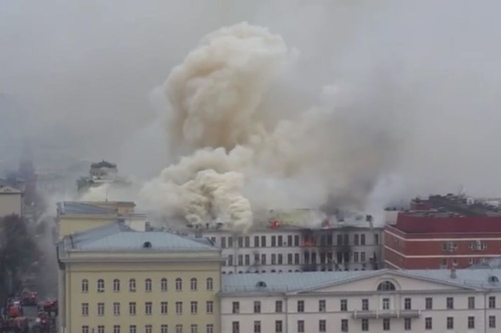 (VIDEO) UGAŠEN POŽAR U ZGRADI RUSKOG MINISTARSTVA ODBRANE: Jedan vatrogasac povređen!