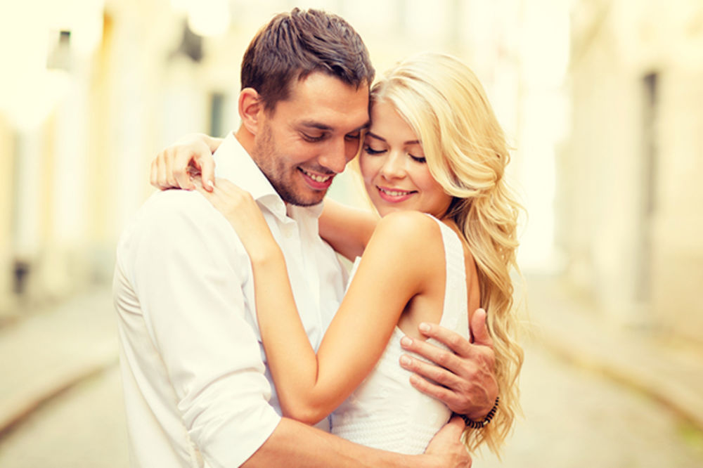 9 intimnih gestova kojima muškarac pokazuje da vas voli