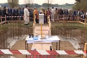 (VIDEO) Položen kamen temeljac za spomen kapelu srpskim žrtvama u Mauthauzenu!
