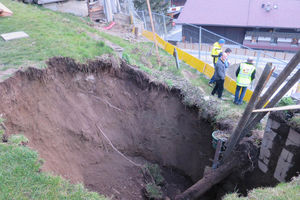 (FOTO) STANARE MORALI DA EVAKUIŠU: U dvorištu se otvorila rupa duboka tri metra!
