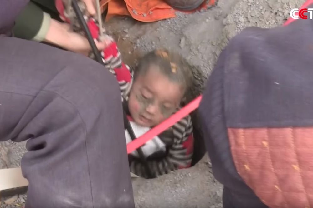(VIDEO) BIO ZAGLAVLJEN U BUNARU 2 SATA: Pogledajte kako su kineski vatrogasci spasli dečačića
