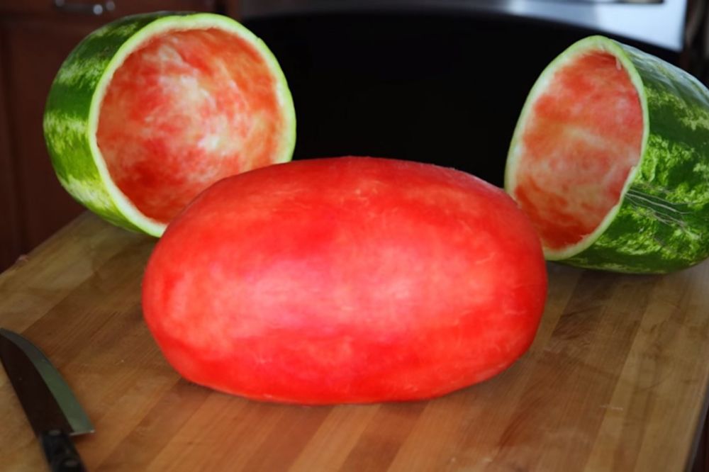 VIDEO BIĆE OVO NOVI LETNJI HIT: Uzeo je lubenicu, ali impresioniraće vas ono što je napravio od njih