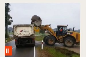 (VIDEO) EVO KAKO DA NIKADA NE UTOVARUJETE OGROMAN KAMEN U KAMION! Šta li se sve izlomilo posle ovoga