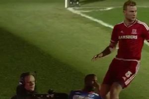 (VIDEO) NEVEROVATNA SCENA U ENGLESKOJ: Fudbaler uklizao i upao u rupu! Pogledajte kako