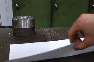 (VIDEO) Evo šta se dogodi kada hidraulična presa presavije papir sedam puta