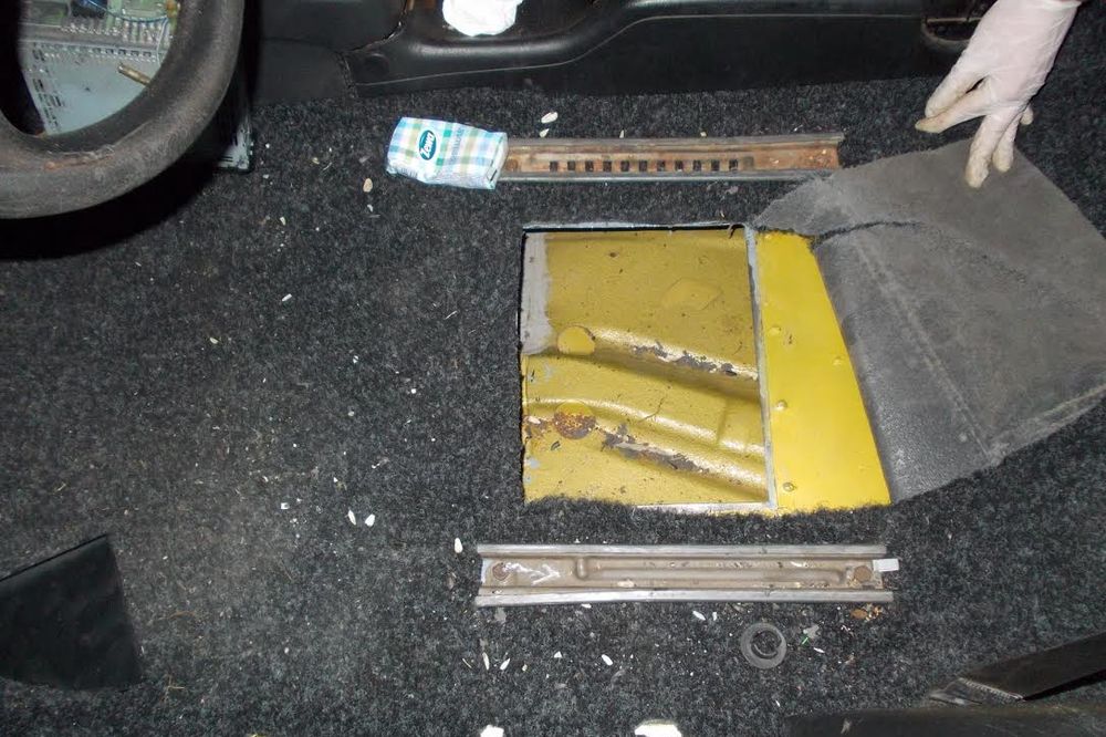 ČETVORICA UHAPŠENA ZBOG TRGOVINE NARKOTICIMA: Automobil pretvorili u bunker za skrivanje droge