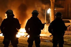 (VIDEO) HAOS NA ULICAMA MONTREALA: Zapaljeno nekoliko vozila, napadnuta policijska stanica!