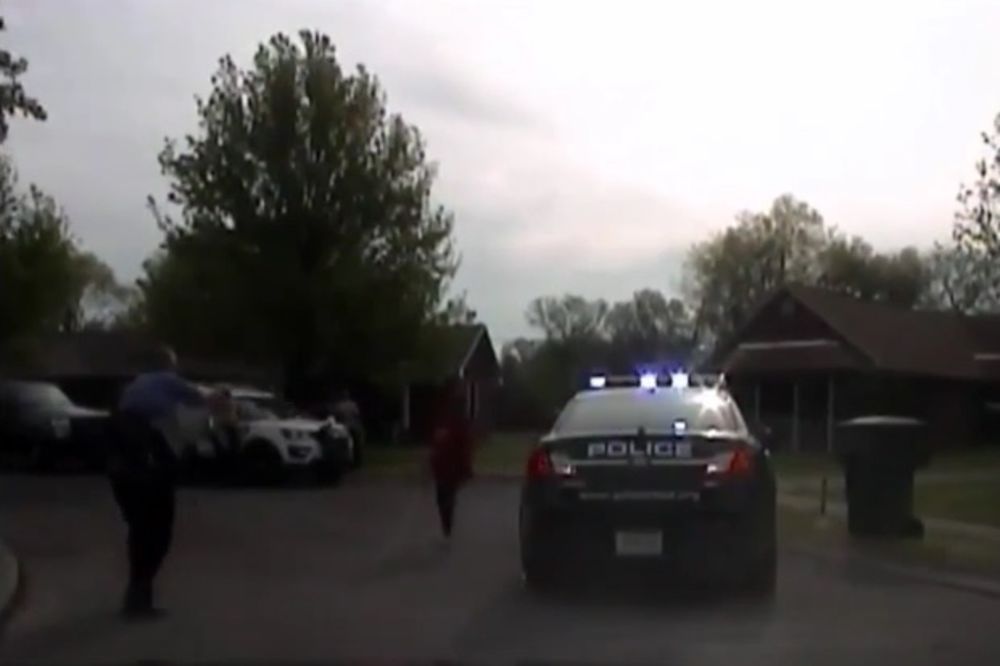 (UZNEMIRUJUĆI VIDEO) ŽENA KRENULA SEKIROM NA POLICAJCA: Nije stala ni kad je pištolj uperio u nju