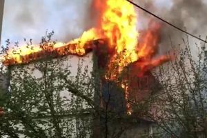 (VIDEO) POŽAR U LJUBIĆU: Izgoreo gornji sprat kuće i krov