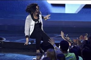 (VIDEO) ONA BAŠ NEMA SREĆE: Demi Lovato se ponovo prosula nasred bine