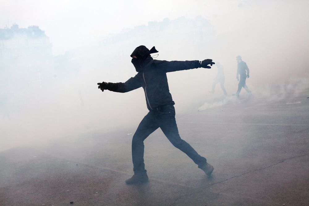 (VIDEO) PONOVO NEREDI U PARIZU: Policija suzavcem na demonstrante