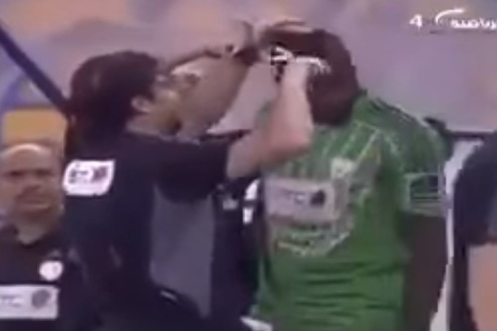 (VIDEO) VLASTI PREKINULE MEČ: Golmana ošišali tokom utakmice zbog uvredljive frizure!