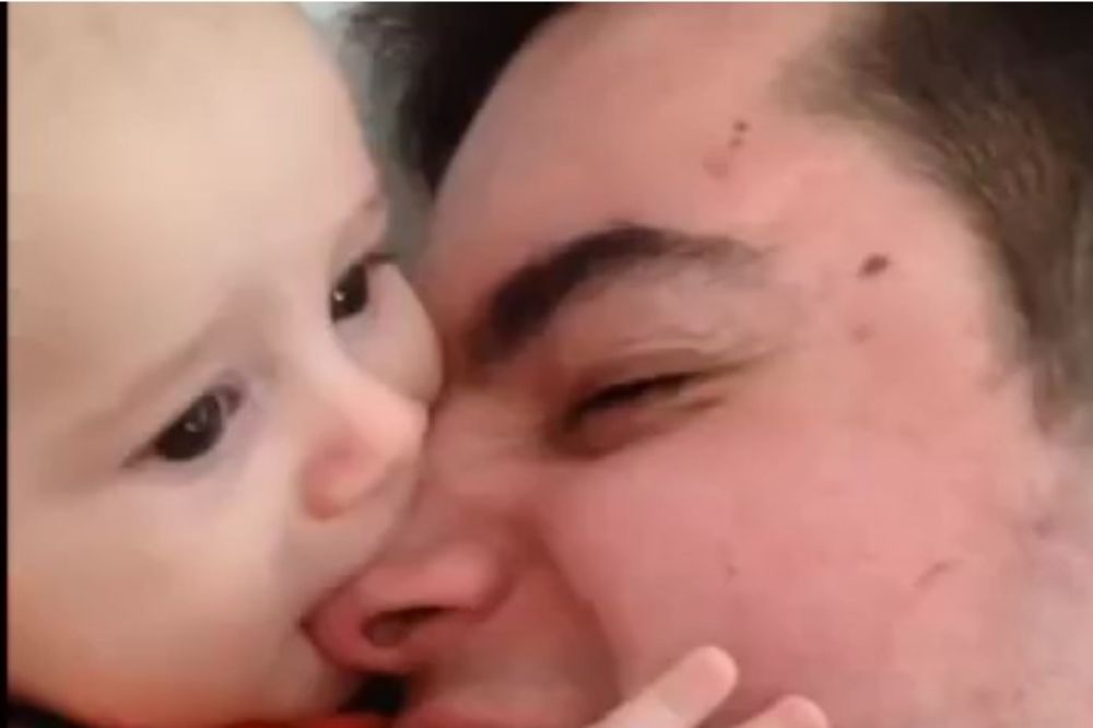 (VIDEO) ŽIVOT JE LEP: Kad vidite šta ovaj tata bez ruku radi sa bebom, ostaćete bez teksta