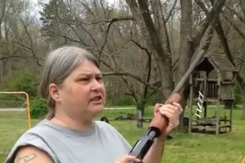 (VIDEO) KAD MAMA POBESNI JER DECA KORISTE FEJS: Uzela je pušku, a onda i macolu! Evo šta je uradila