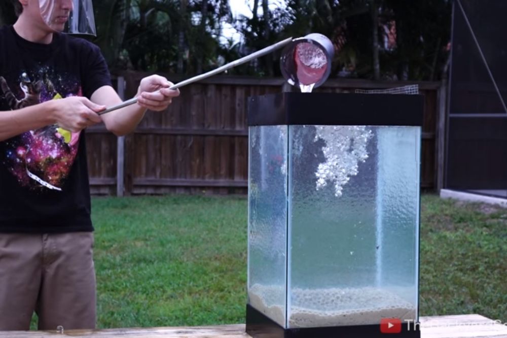 (VIDEO) KUĆNI EKSPERIMENT Posuo je tečni metal u vodu, ono što je izvukao zapanjilo je i njega samog