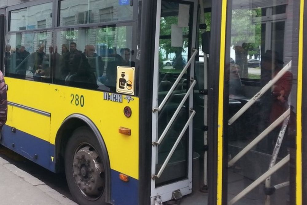 ZA DLAKU IZBEGNUTA TRAGEDIJA: Vozaču autobusa 33 pozlilo, jedva uspeo da zaustavi vozilo