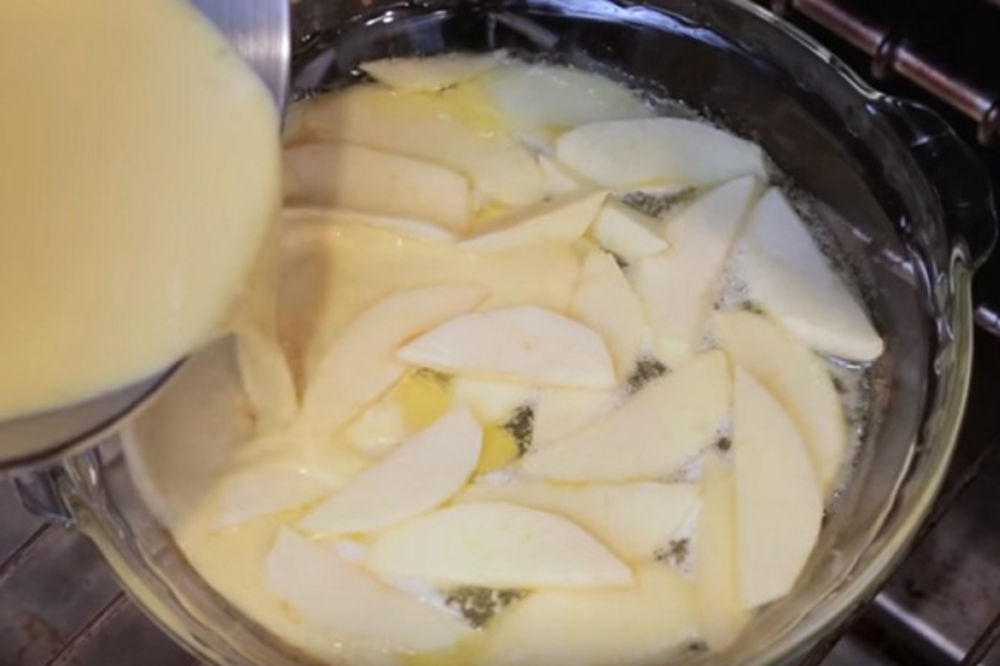 (VIDEO) Jabuke je prelila smesom od jaja i mleka: Za ovakve palačinke još niste čuli!