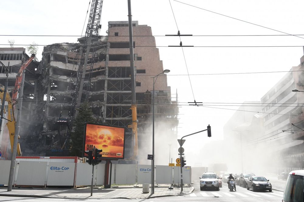 (FOTO) BEOGRAĐANE ZABRINUO DIM: Ruši se zgrada Generalštaba