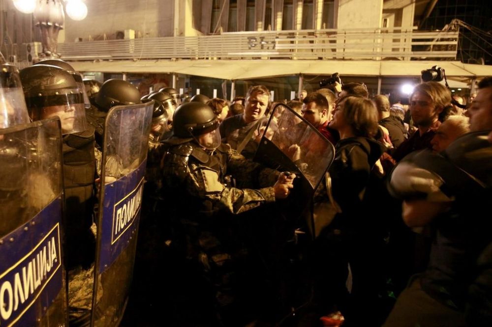 (VIDEO) HAOS U SKOPLJU: Demonstranti jurišali na kordon policije, uništena kancelarija predsednika