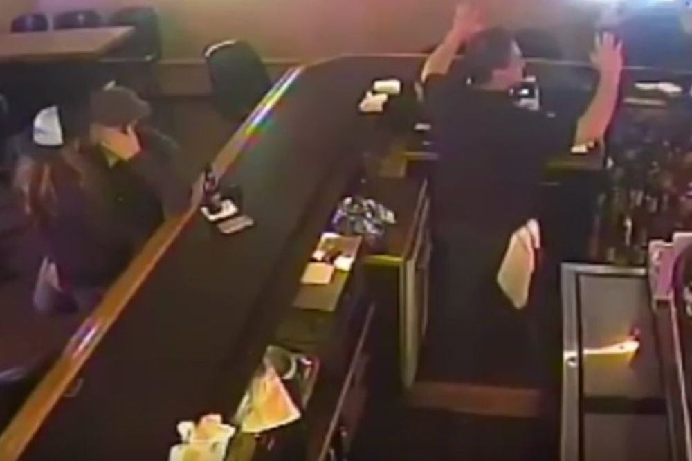 (VIDEO) EVO DOKAZA DA JE LJUBAV SLEPA: Naoružani lopovi upali u kafić, a dvoje se ljubili sve vreme