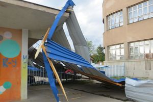NEVREME U NIŠU: Oluja odnela krov škole, uništena 3 vozila, 400 učenika bilo na nastavi