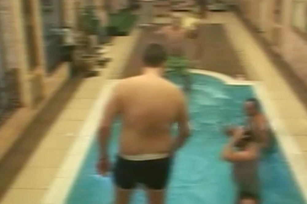 (VIDEO +18) GASTOZ POKAZAO POLNI ORGAN: Skinuo kupaći i go divljao u bazenu