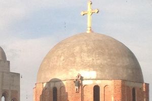 SRBI TRAŽE POMOĆ: Opet skrnave svetinju, dvojica Albanaca se popela na hram u Prištini