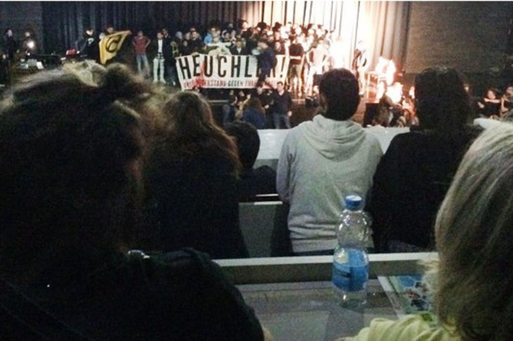 SKANDAL NA BEČKOM UNIVERZITETU: Desničari upali na predstavu izbeglica, publiku zalili krvlju!