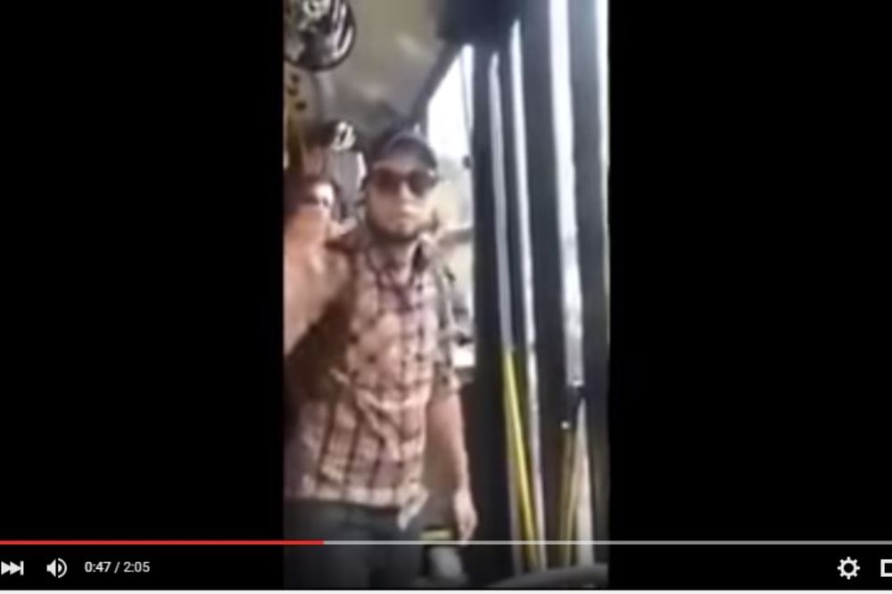(VIDEO) MANIJAK PIPAO DEVOJKE U AUTOBUSU: Nije ni sanjao da će osveta putnika biti ovoliko brutalna