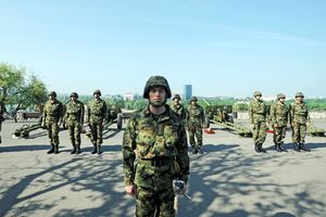 (FOTO VIDEO) POČASNA PALJBA I DEFILE ORKESTRA GARDE: Ovako je Vojska Srbije otvorila Dane Beograda