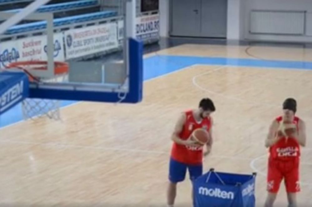 (VIDEO) DA NE POVERUJEŠ: Srpski košarkaš vezanih očiju ubacio 11 trojki!