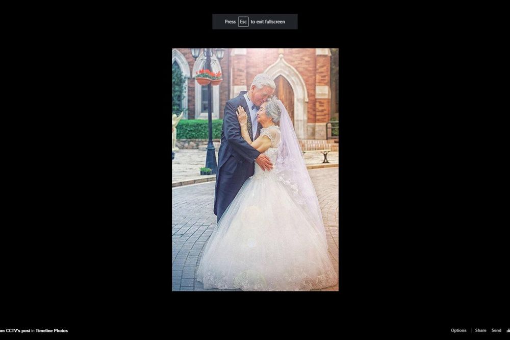 (FOTO) NIJE KASNO ZA SNOVE: Ljubav je večna, a to je dokazao stari par iz Kine bajkovitim venčanjem