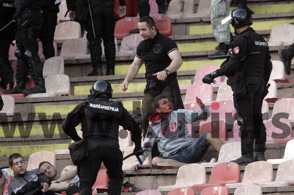(FOTO, VIDEO) KRVAVI DERBI: Evo kako su se tukli navijači i policija na stadionu Crvene zvezde