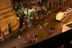 (VIDEO) SEVALE METALNE ŠTANGLE: Ovako izgleda brutalni ulični rat između migranata I Parižana