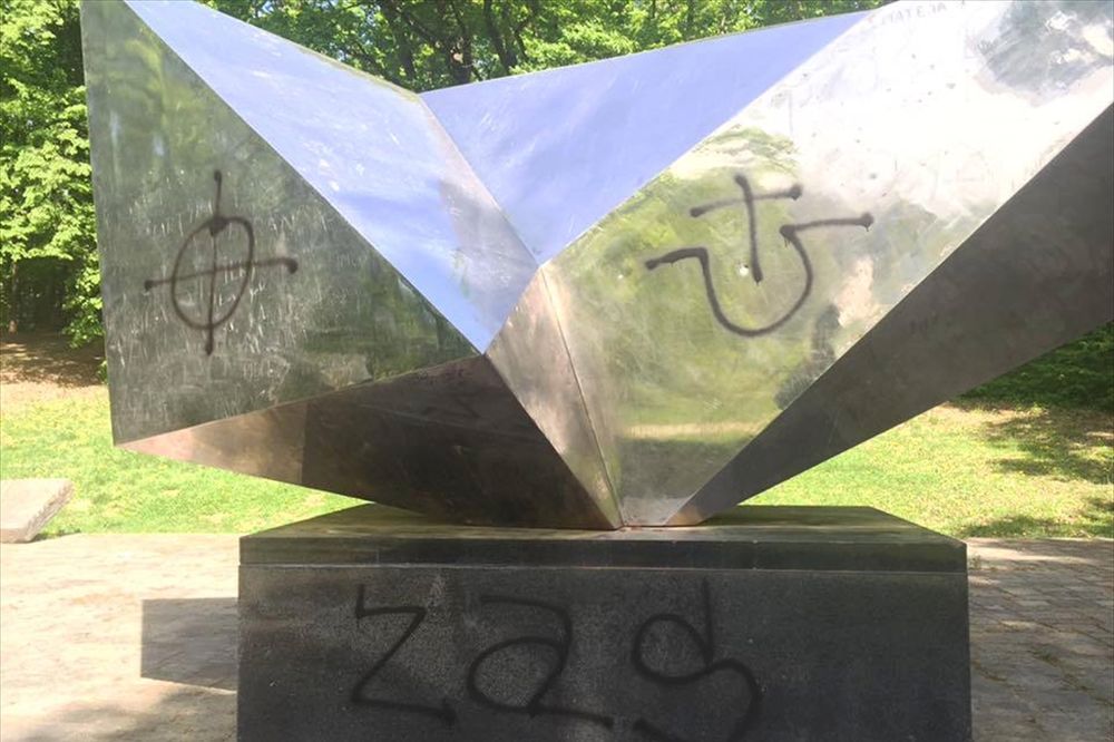 (FOTO) SRAMOTNI VANDALIZAM: Spomenik žrtvama fašizma u Zagrebu iscrtan ustaškim simbolima